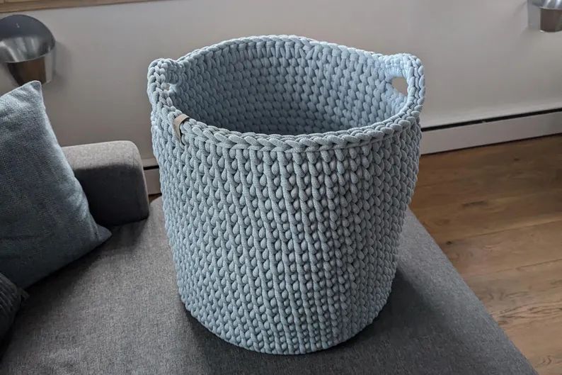 Aufbewahrungskorb HEDI mit Korblabel "wash me", von Hand gehäkelt