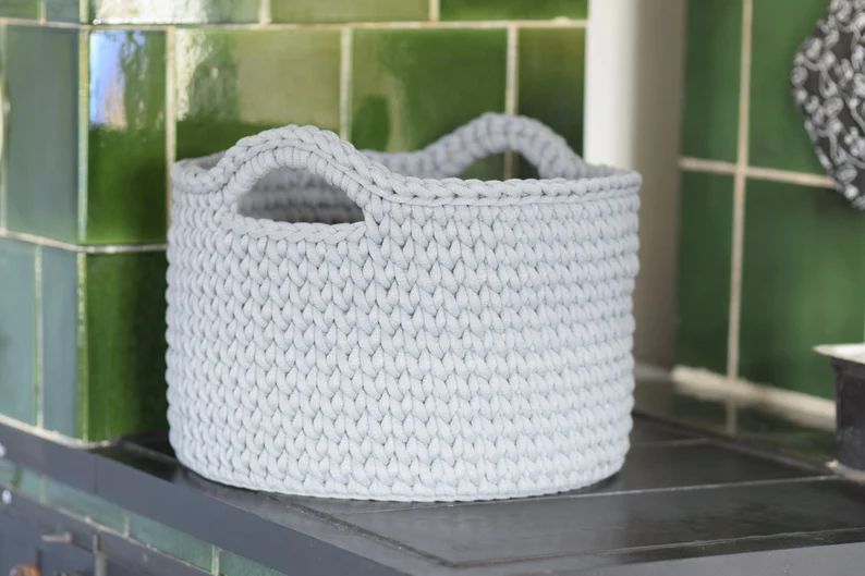 Aufbewahrungskorb HEDI mit Korblabel "wash me", von Hand gehäkelt