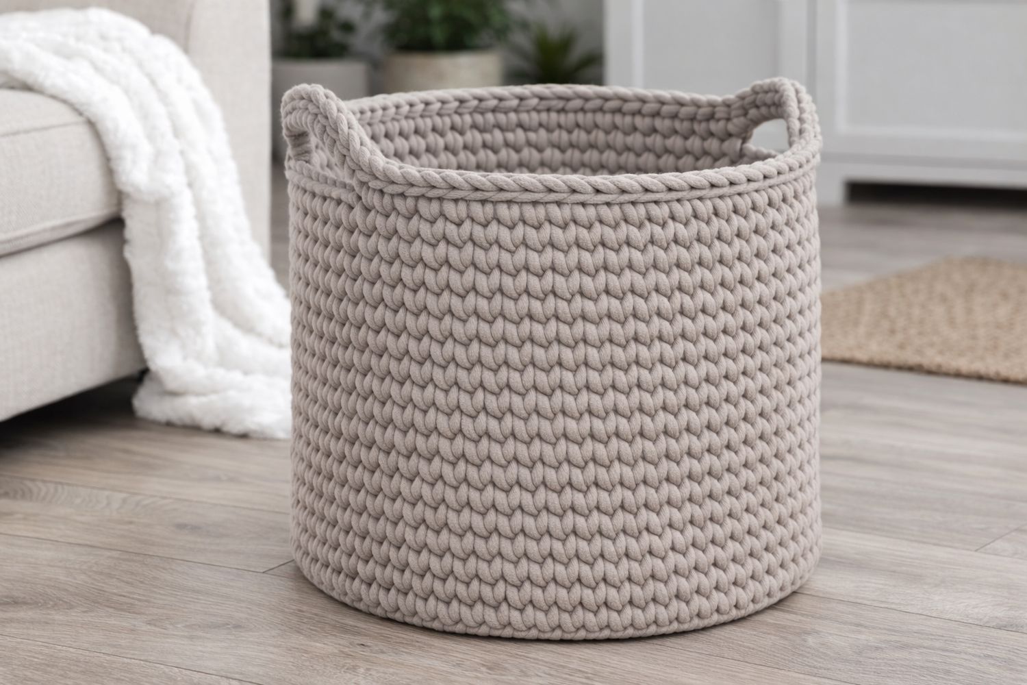 Aufbewahrungskorb HEDI mit Korblabel "wash me", von Hand gehäkelt