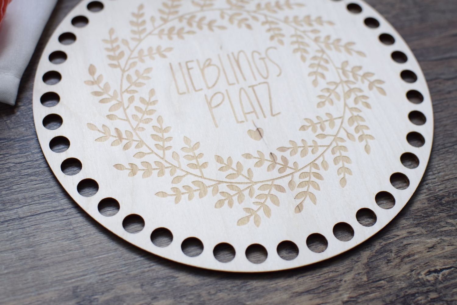 LIEBLINGSPLATZ,  Holzböden mit Motiv, Rund in allen Größen und Lochgrößen