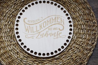 WILLKOMMEN BEI UNS ZU HAUSE, Holzböden mit Motiv, Rund in allen Größen und Lochgrößen WILLKOMMEN BEI UNS ZU HAUSE, Holzböden mit Motiv, Rund in allen Größen und Lochgrößen