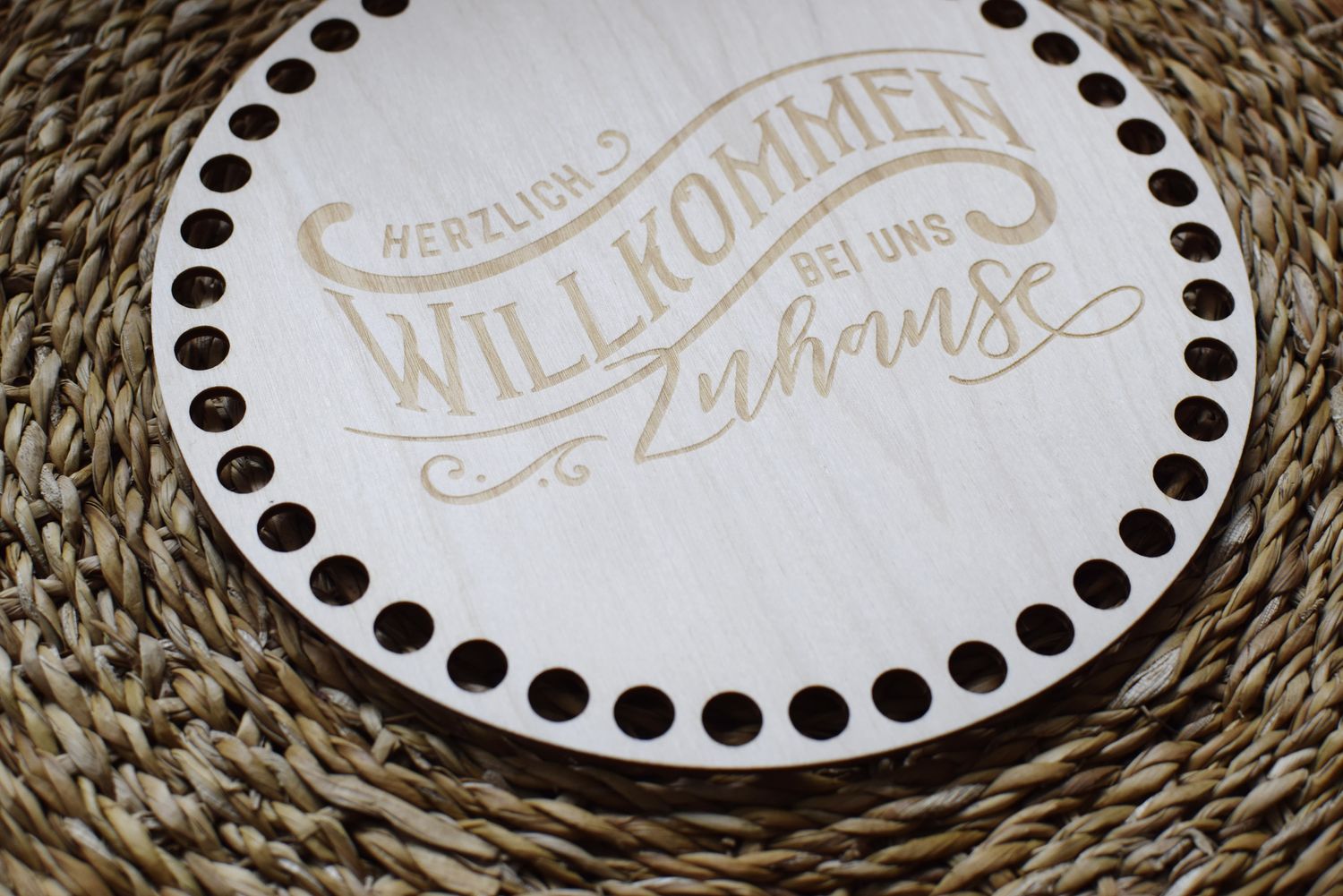 WILLKOMMEN BEI UNS ZU HAUSE,  Holzböden mit Motiv, Rund in allen Größen und Lochgrößen