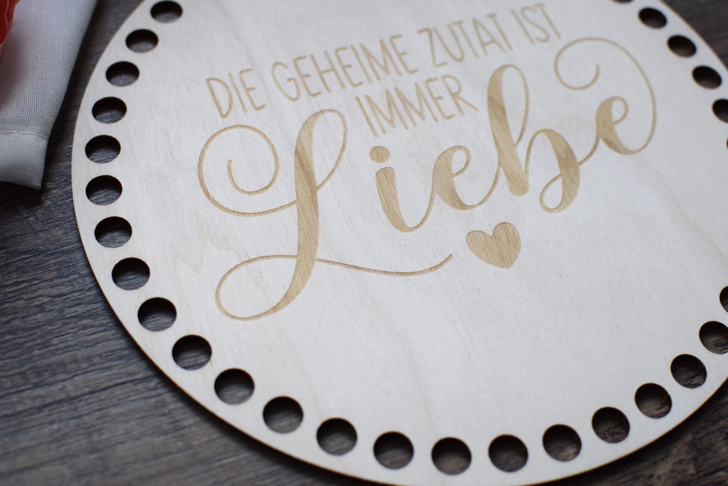 DIE GEHEIME ZUTAT,  Holzböden mit Motiv, Rund in allen Größen und Lochgrößen