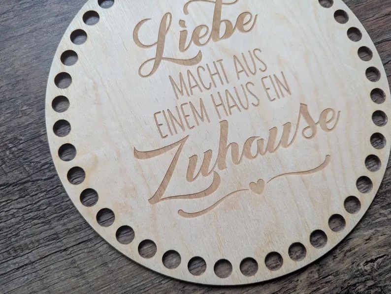 LIEBE MACHT AUS EINEM HAUS EIN ZUHAUSE,  Holzböden mit Motiv, Rund in allen Größen und Lochgrößen
