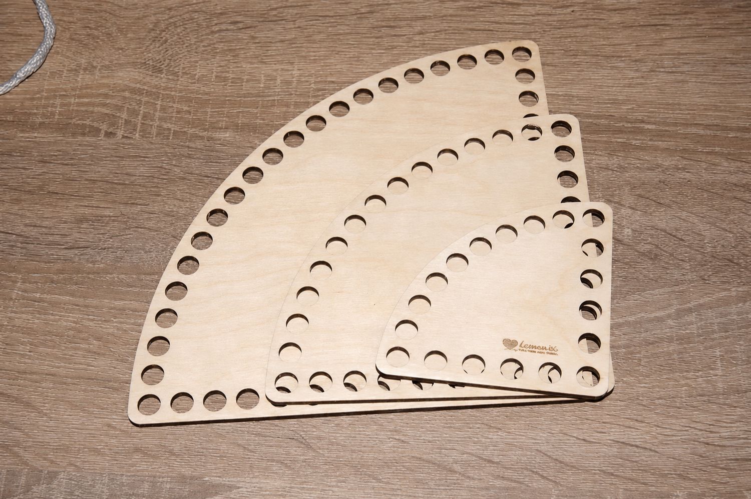 Holzboden ECKE in 5 Größen und 2 Lochgrößen