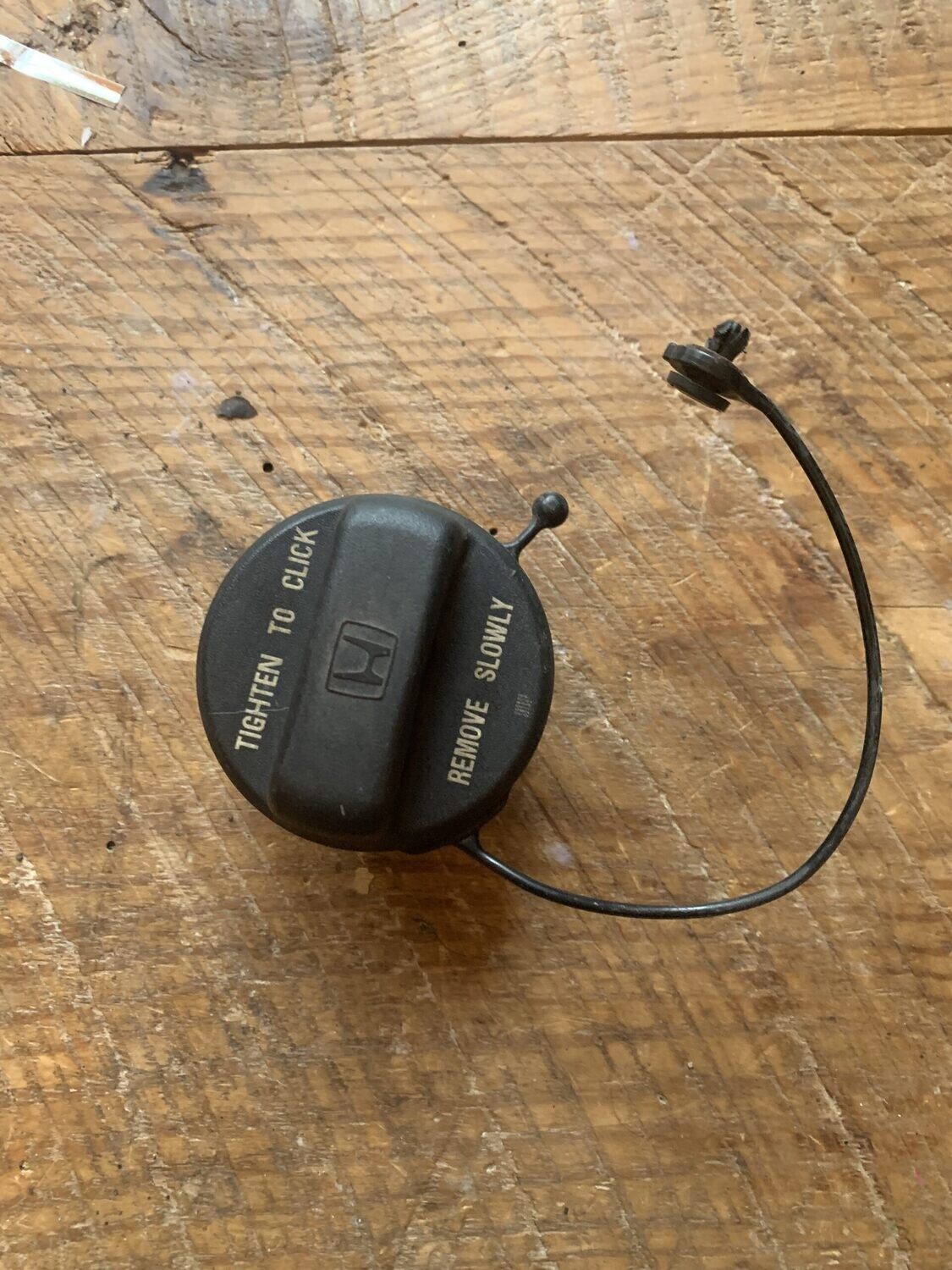 Gas Cap w/Lanyard Gas Cap w/Lanyard