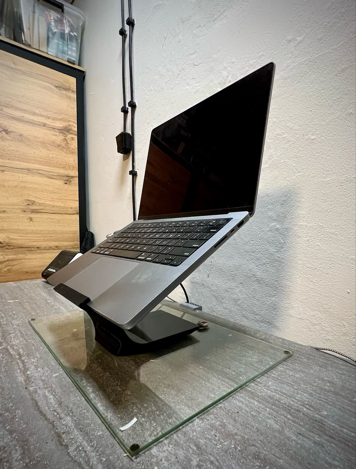 Impossible Laptop Stand – Floating PETG Laptop Stand (Black/White)