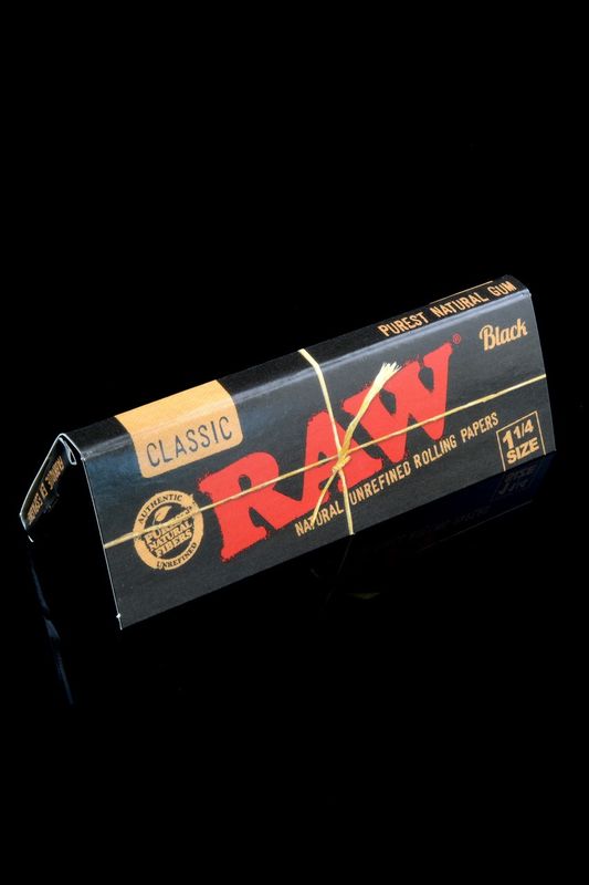 Raw Black Rolling Papers 1 1/4