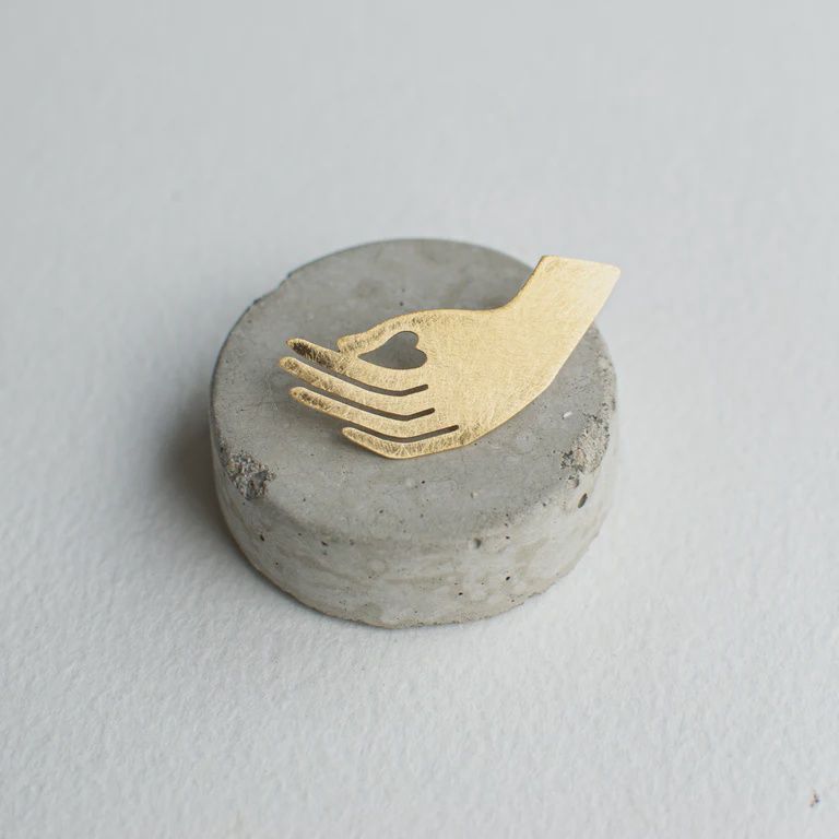 Omarm broche