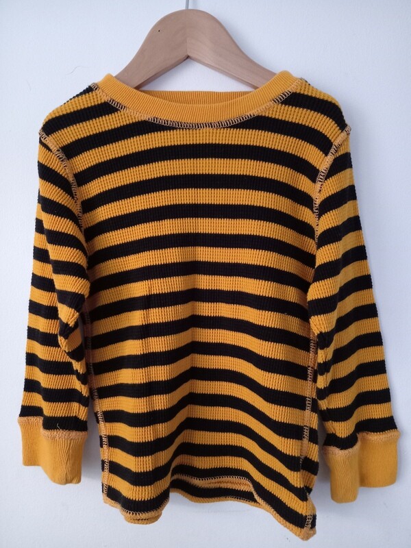 Place yellow and blue top age 4yrs