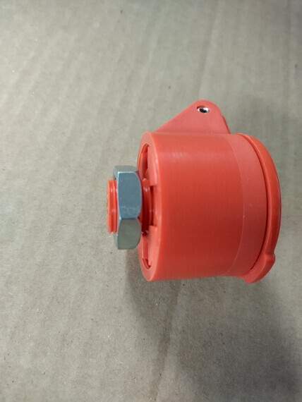 Pikaliittimen pidike/suoja. Punainen 1/2" liittimelle