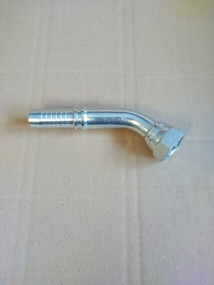 Letkuliitin BSP sisäkierteellä, 45 asteen kulma. Liitin 3/4 Letkuliitin BSP sisäkierteellä, 45 asteen kulma. Liitin 3/4" letkukara 3/4"