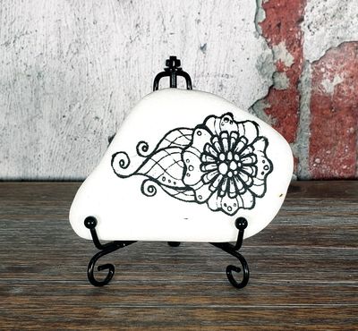 Daisy centered mandala with tail