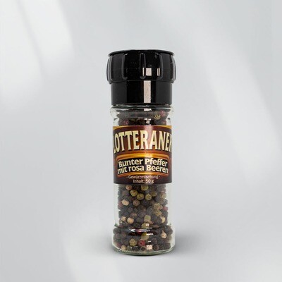 Bunter Pfeffer mit rosa Beeren in der Gewürzmühle