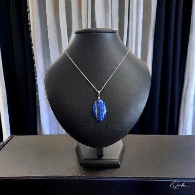 Collier avec pendentif en lapis-lazuli