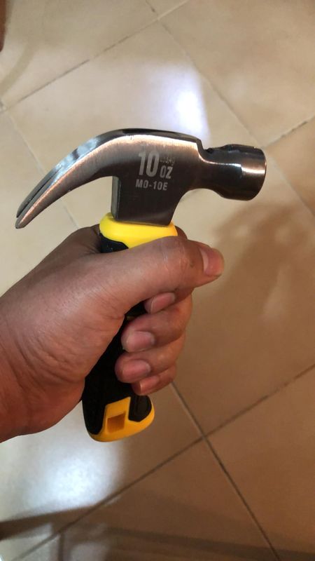 Martillo Mini, Mango Ergonómico, 10 Oz, Con Compartimiento Imantado Para Clavos