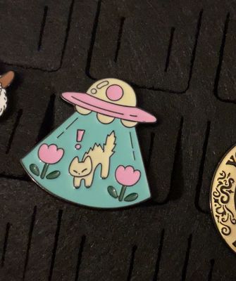 Pin “Abducción del michi blanco”