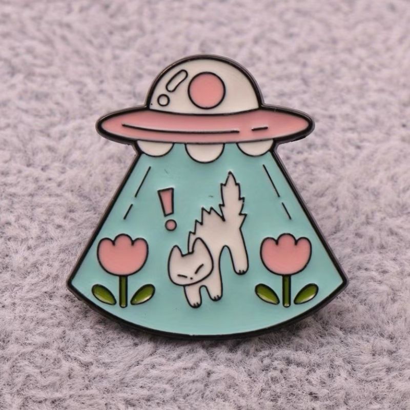 Pin “Abducción del michi blanco”