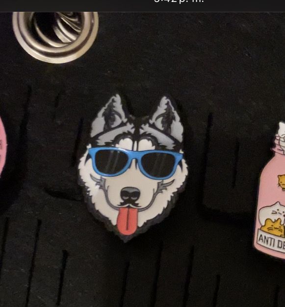 Pin “Husky con lentes”