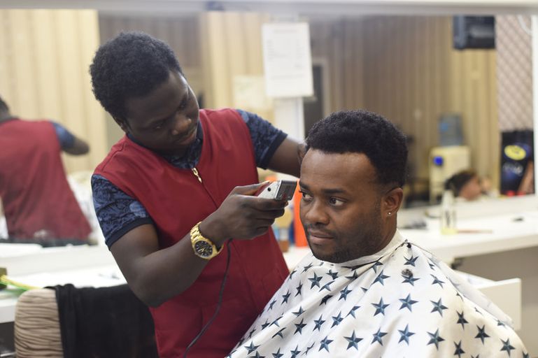 CHEZ BARCA (Salon de coiffure homme). A Sotega