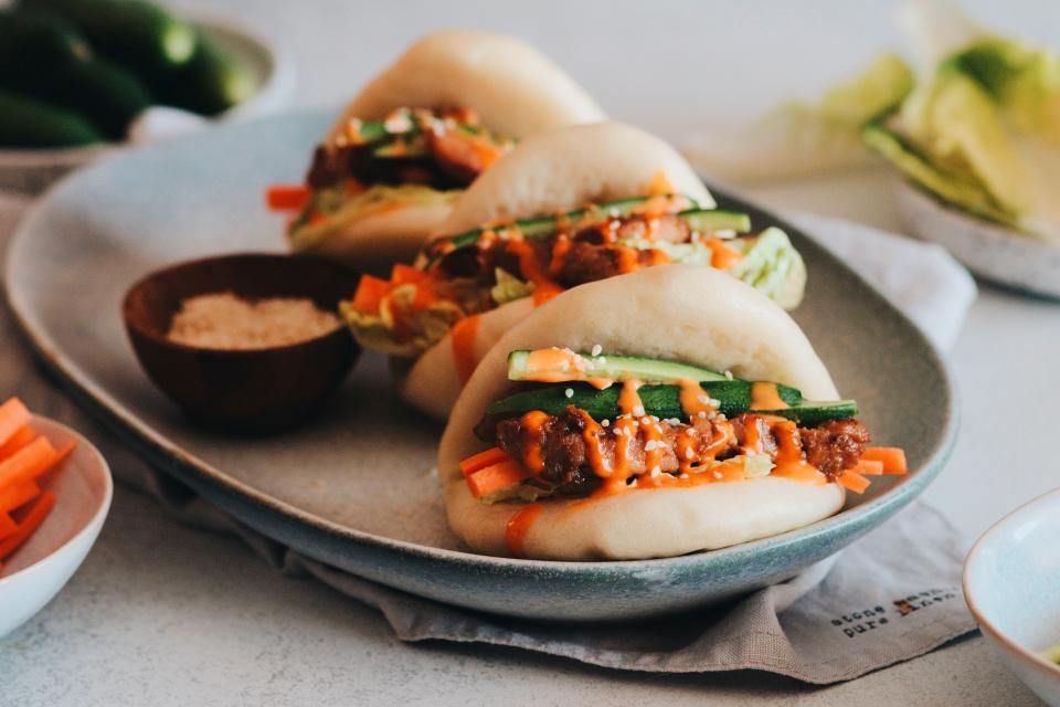 Bao buns au poulet épicé et aux légumes