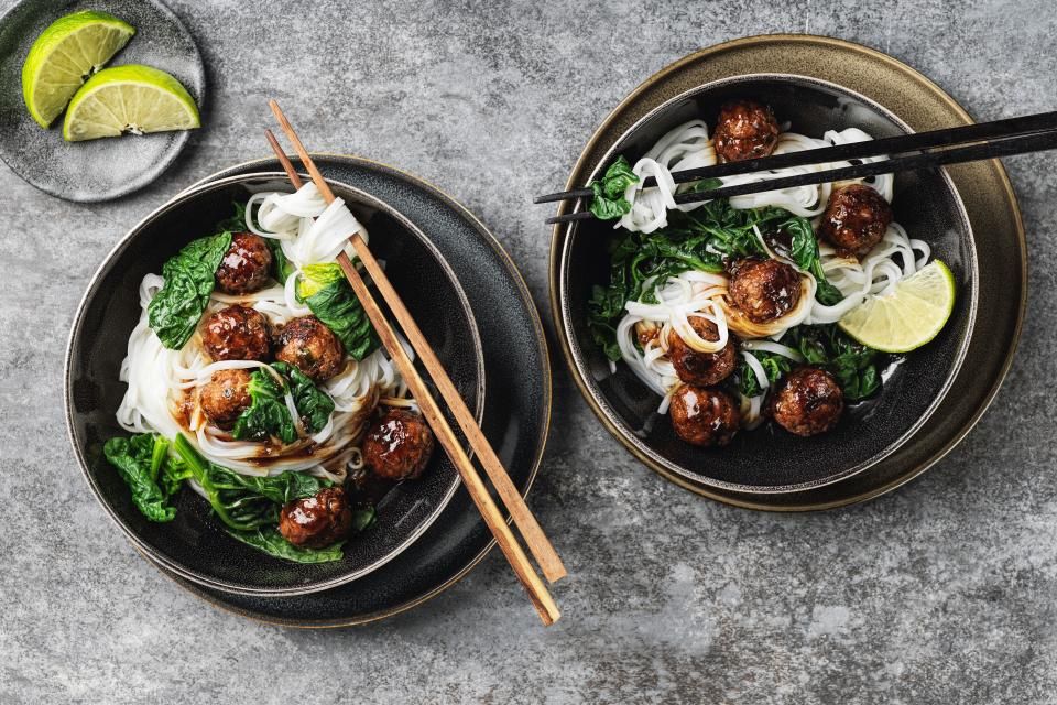 boulettes de viande hachée, sauce teriyaki et nouilles de riz