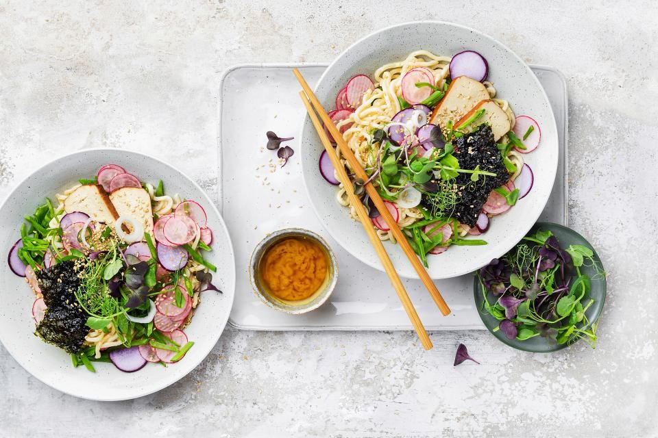 Bowl de ramen froids et dressing au miso et au gingembre