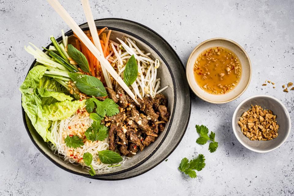 Bowl vietnamien aux vermicelles de riz (bùn thit nuong)