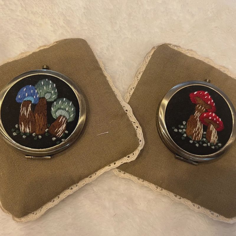 Floral Embroidered Compact Mirror, Collection Rylee