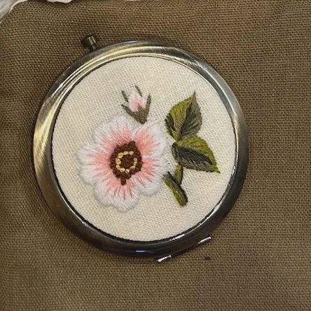 Floral Embroidered Compact Mirror, Collection Leylani