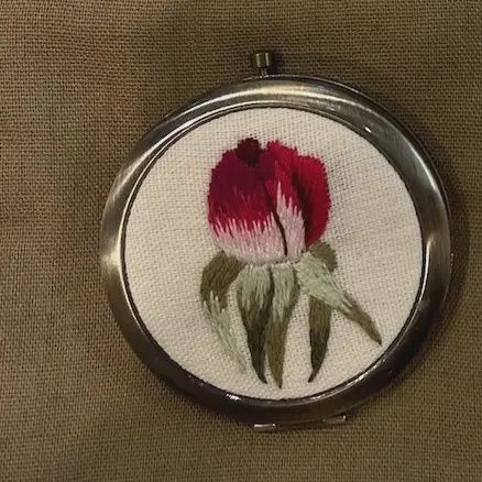 Floral Embroidered Compact Mirror, Collection Leylani