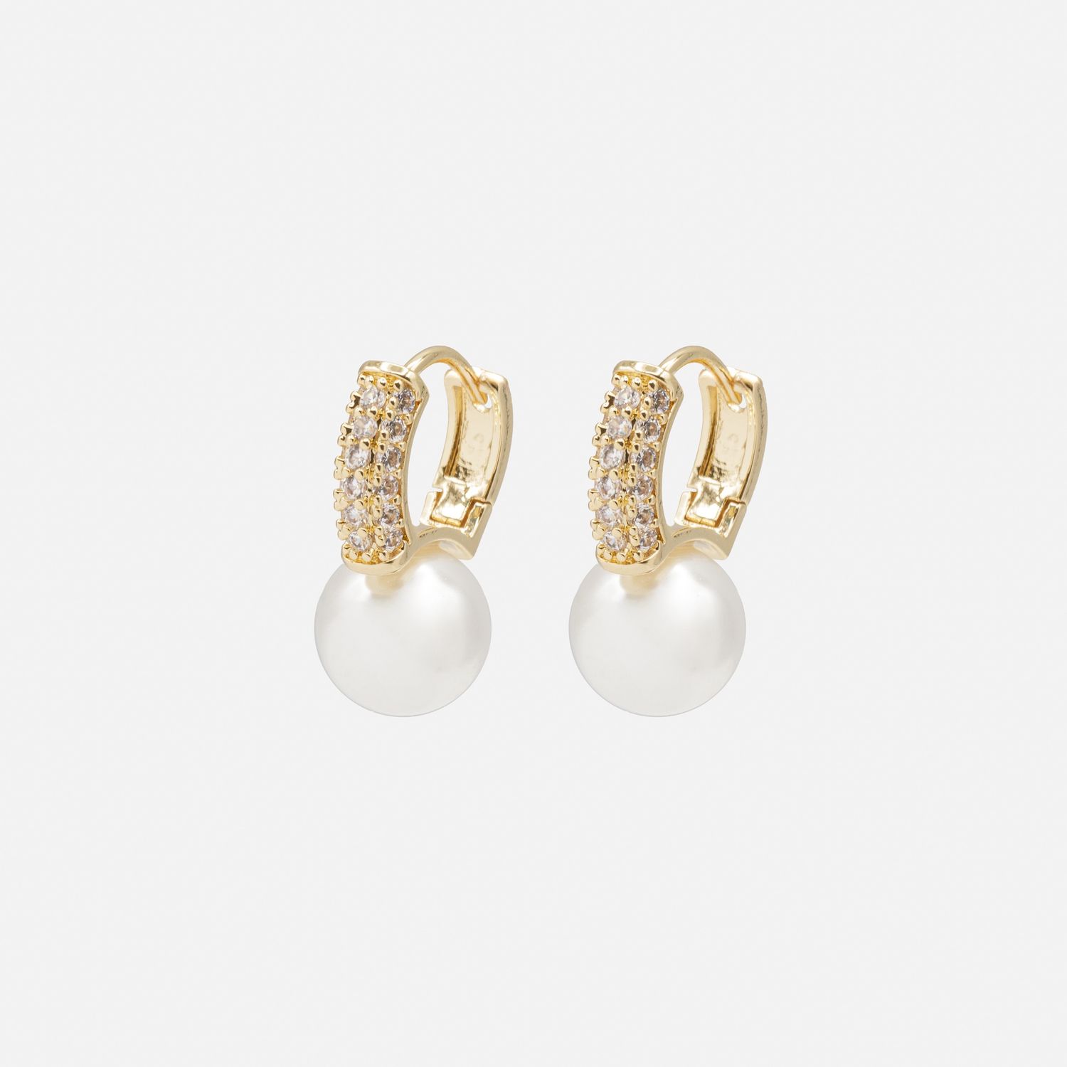 Boucles d&#39;oreilles anneaux dorés rangs de zircons et perle