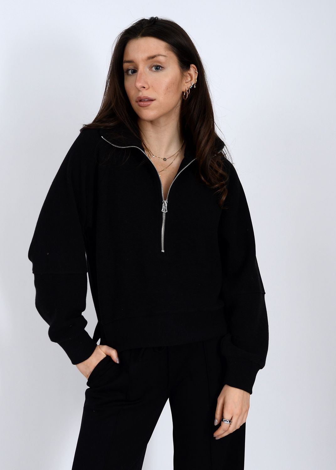 77T002S - Black