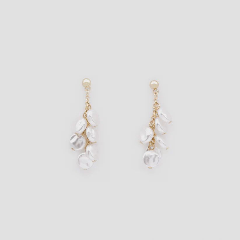 Boucles d&#39;oreilles dorées tombée de perles plates