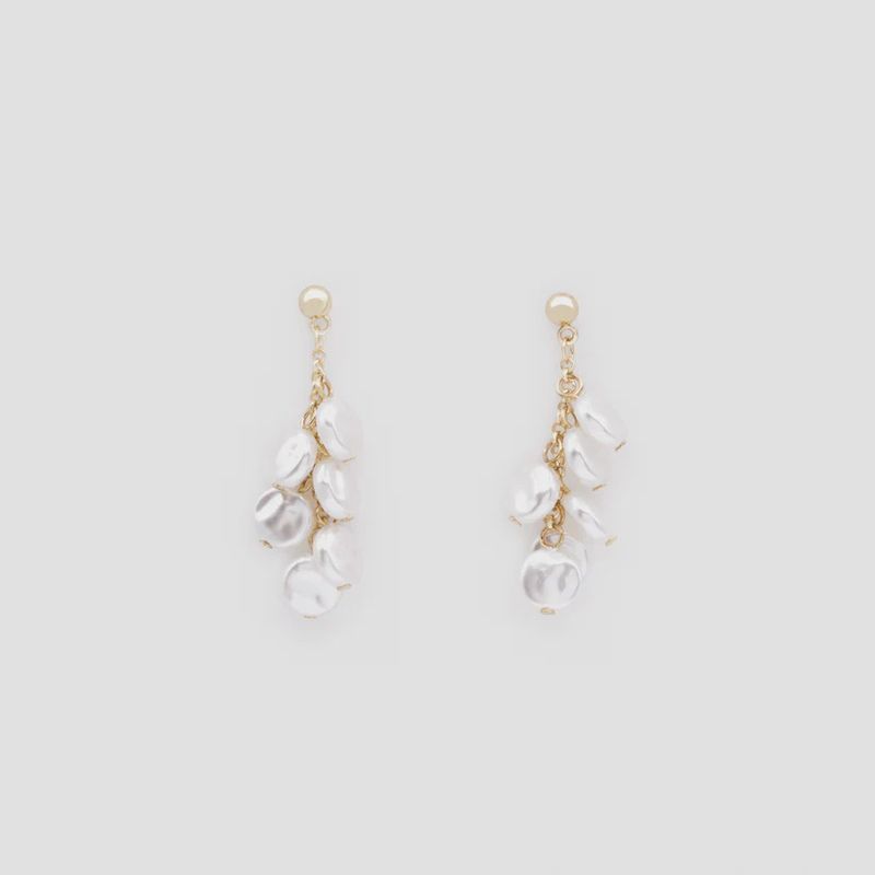 Boucles d&#39;oreilles dorées tombée de perles plates