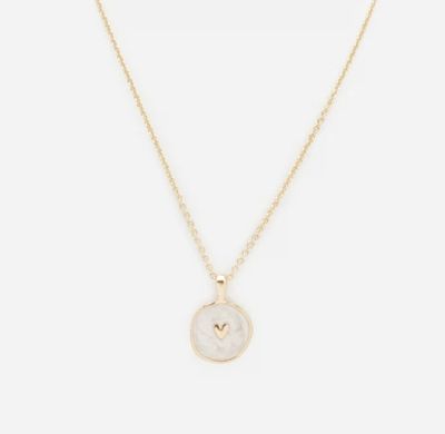 Collier doré petit cœur sur fond blanc nacré
