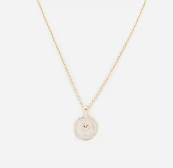Collier doré petit cœur sur fond blanc nacré