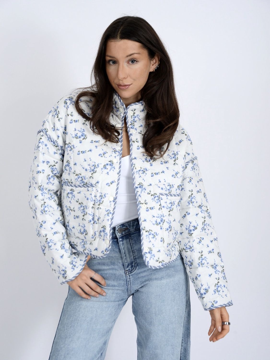 56J007S Aime reversible quilt floral stripe