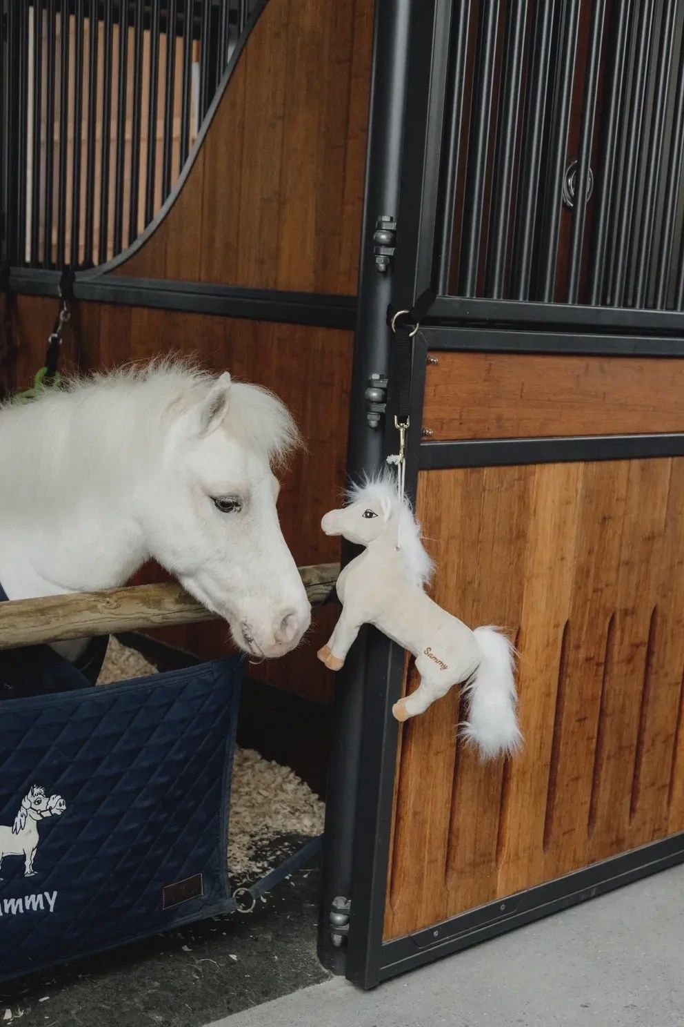 Kentucky Relax Horse Toy, Detail: Tableux