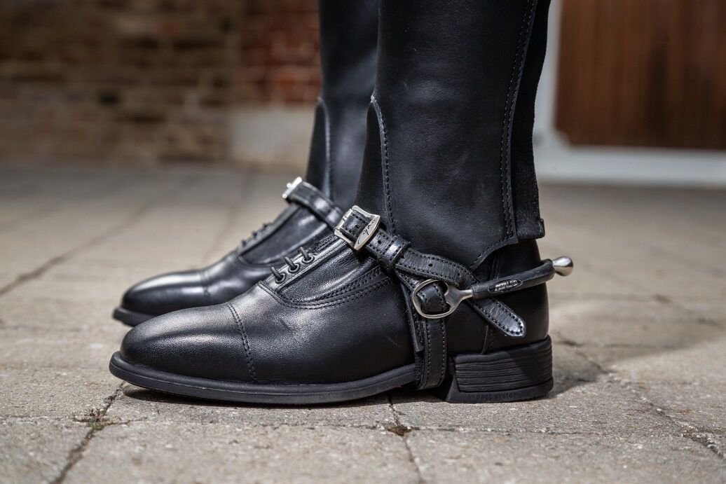 Dy&#39;on Leather spur straps, Color: Black