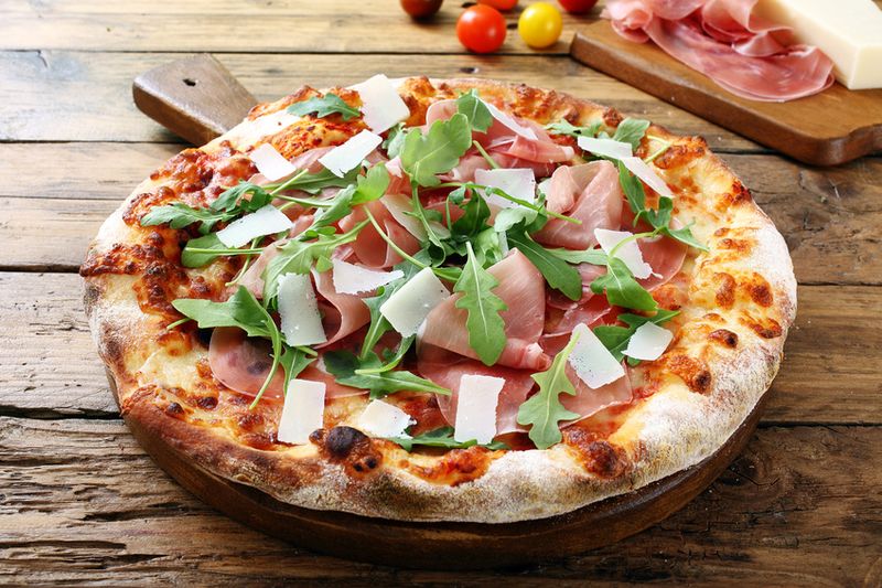 Pizza Jambon cru avec ses copeaux de parmesan