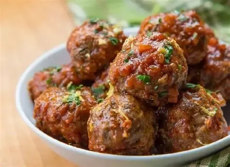 Ratatouille accompagnée de ses boulettes de viandes (FAIT MAISON) UNIQUEMENT LE DIMANCHE 25 AOUT 2024 MIDI