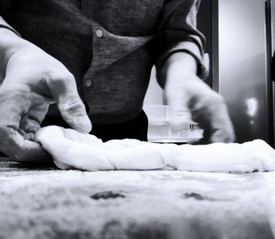 Pizzas faites maison (*pâte contenant de l&#39;huile d&#39;olive et du miel)