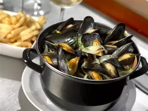 MOULES MARINIERES A LA CREME AVEC SES FRITES uniquement le dimanche 16 février 2025