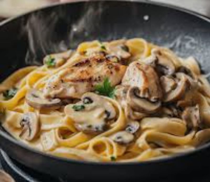 Émincé de Poulet sauce crème fraîche champignons et des tagliatelles 