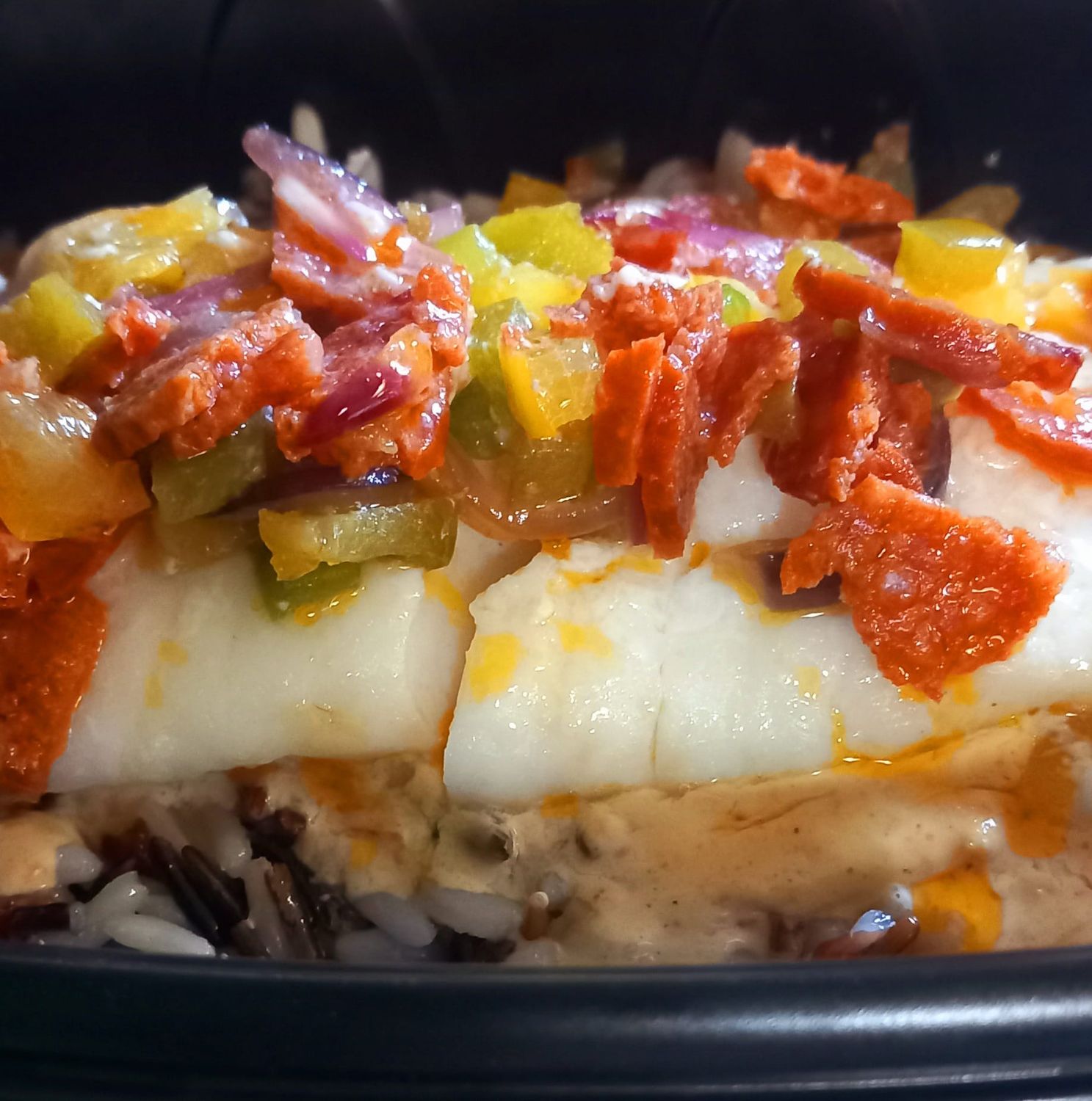 Dos de cabillaud avec sa sauce crème fraîche poivrons chorizo et ses trois rizs