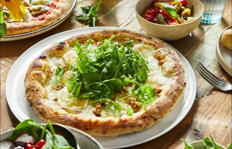 Pizza chèvre miel roquette Noix