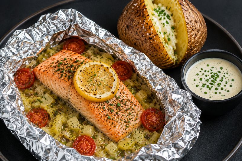 Papillote de saumon accompagné de sa pomme de terre au four