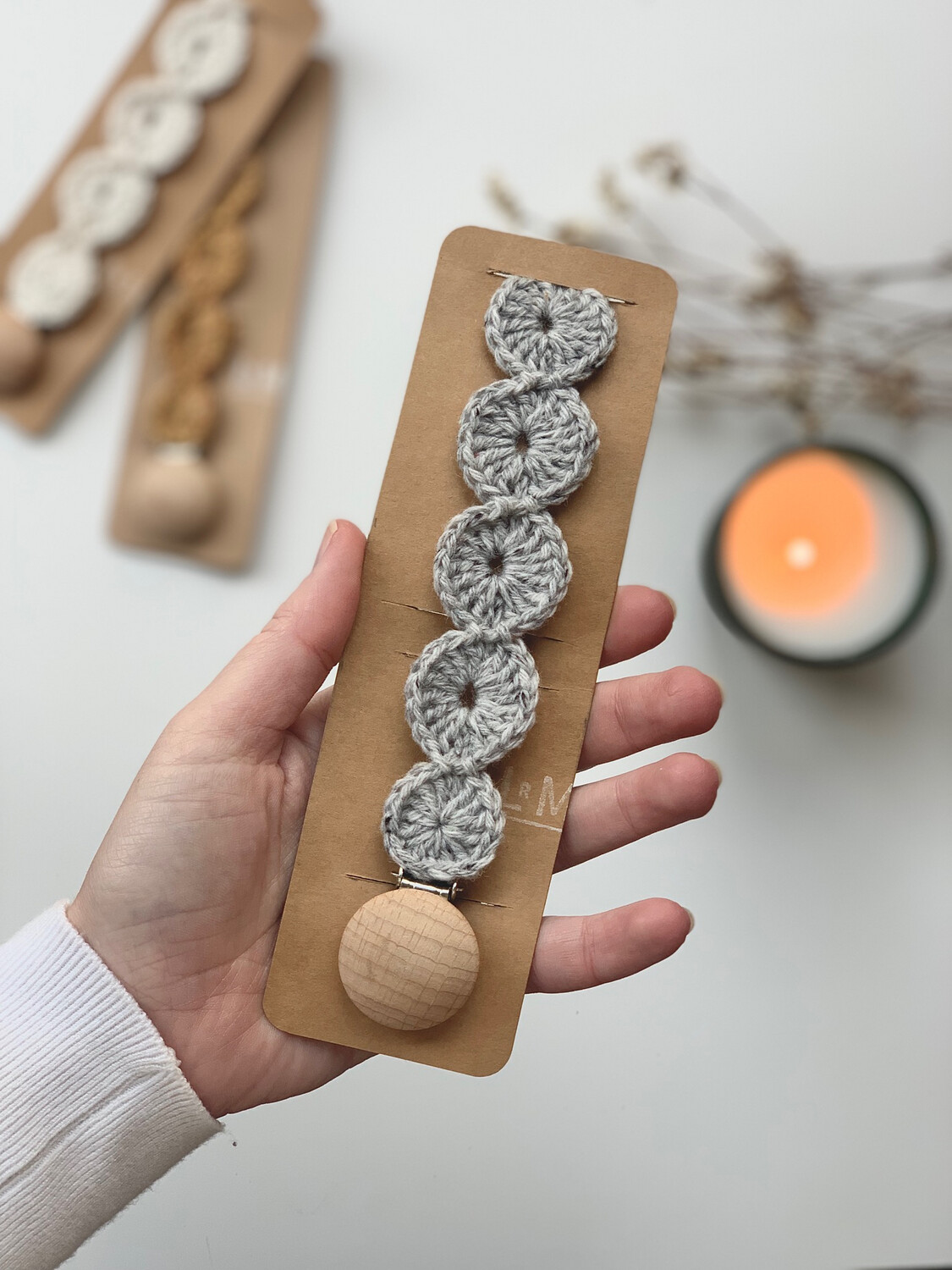 Scalloped soother clip (grey)