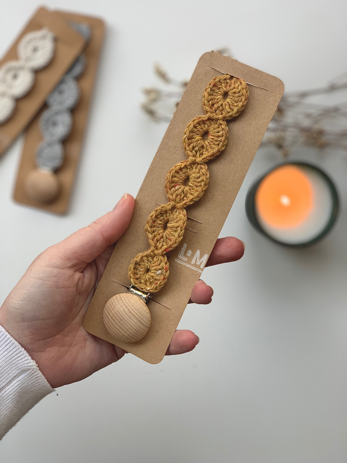 Scalloped soother clip (mustard)
